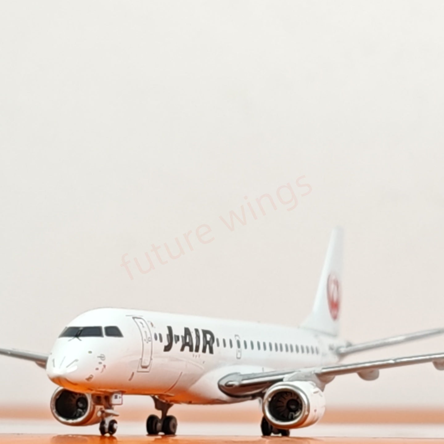 1:400 JC Wings EW4190003 Japan Airlines ERJ-190STD JA252J Aircraft Model+Free Tractor