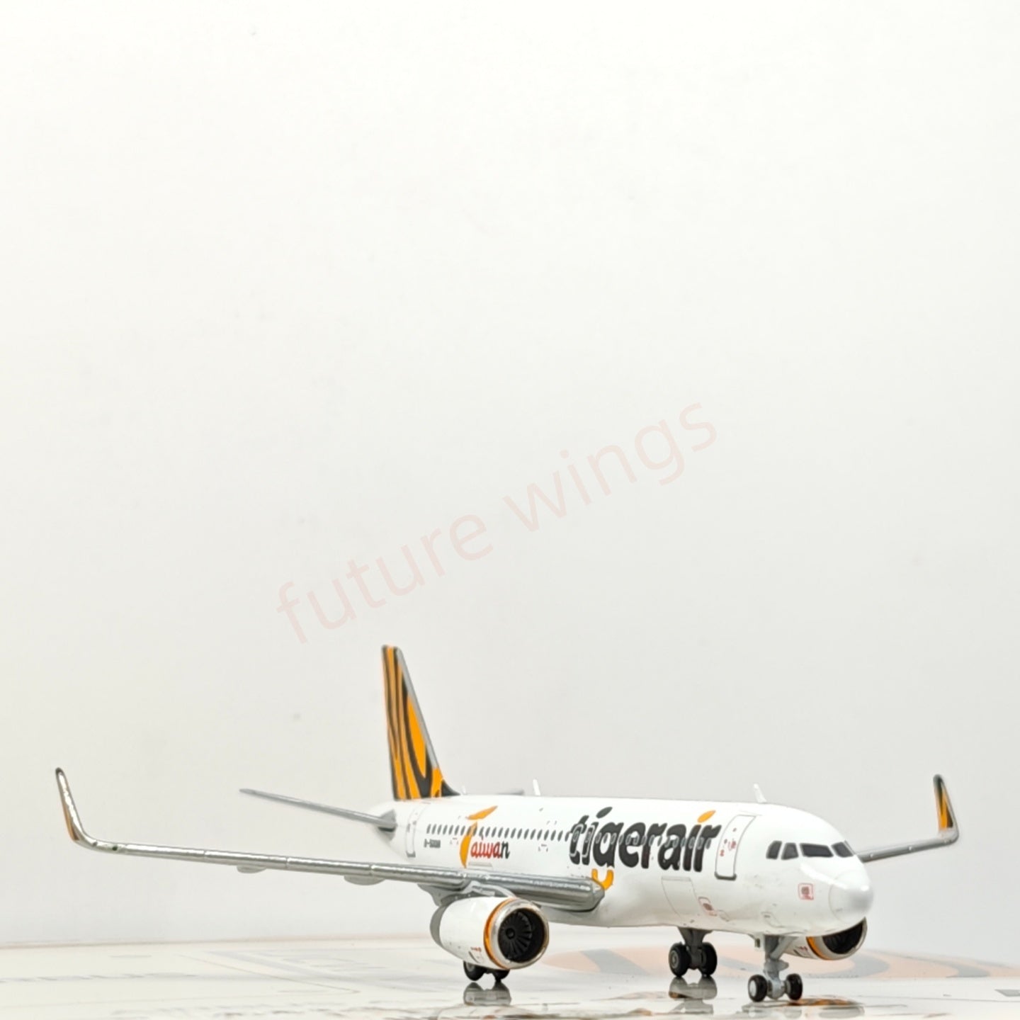 1:400 JC Wings XX40072 Tiger Air A320 B-50018 Aircraft Model+Free Tractor