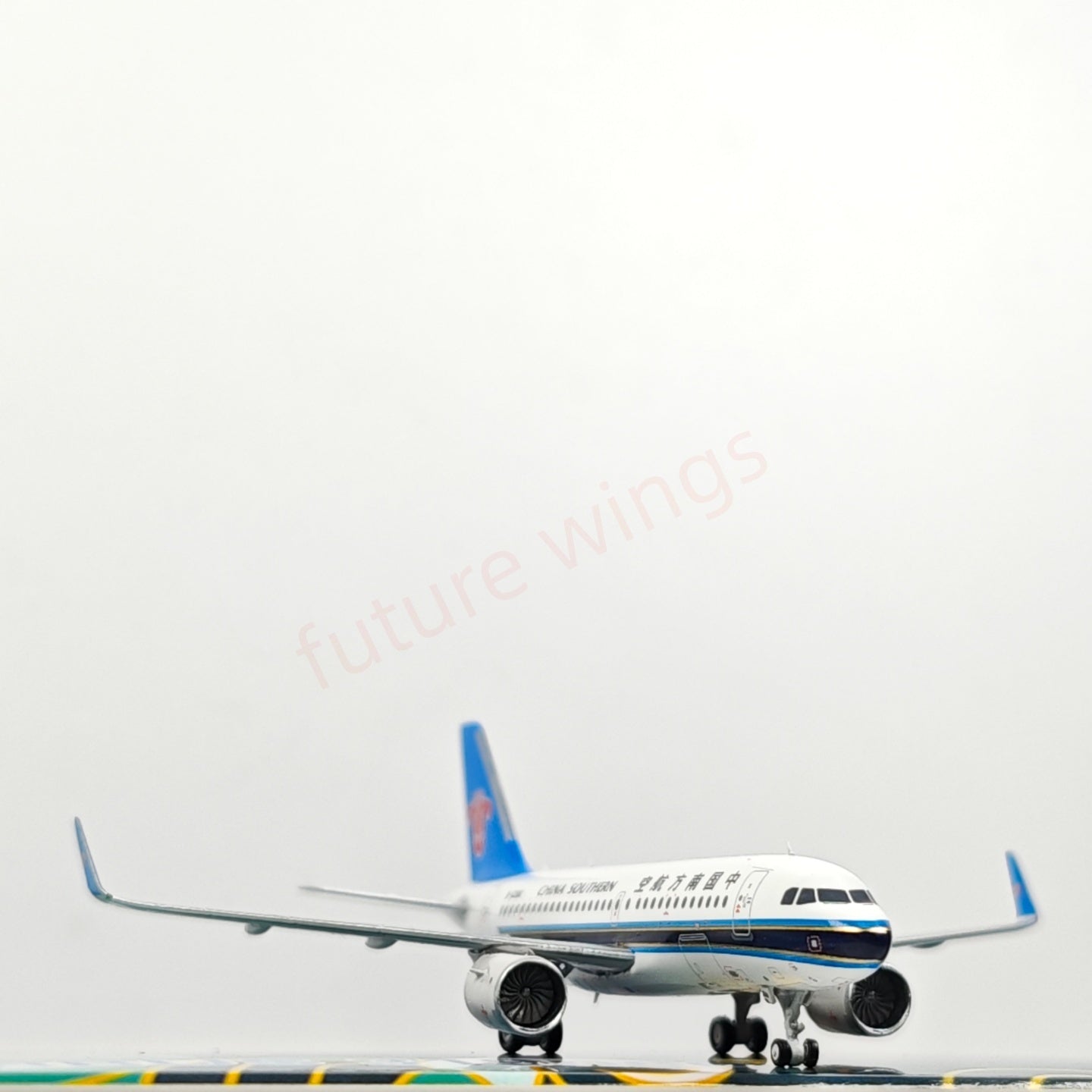 1:400 Geministar China Southern Airlines A319neo B-32AU B-32JJ Aircraft Model+Free Tractor