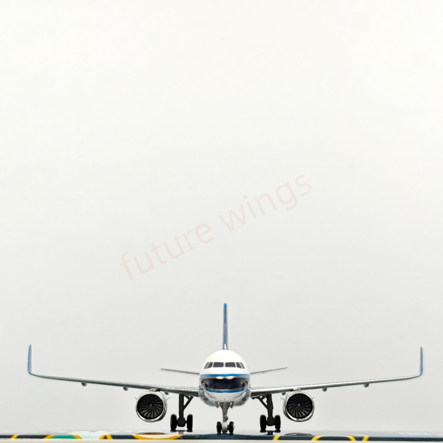 1:400 Geministar China Southern Airlines A319neo B-32AU B-32JJ Aircraft Model+Free Tractor