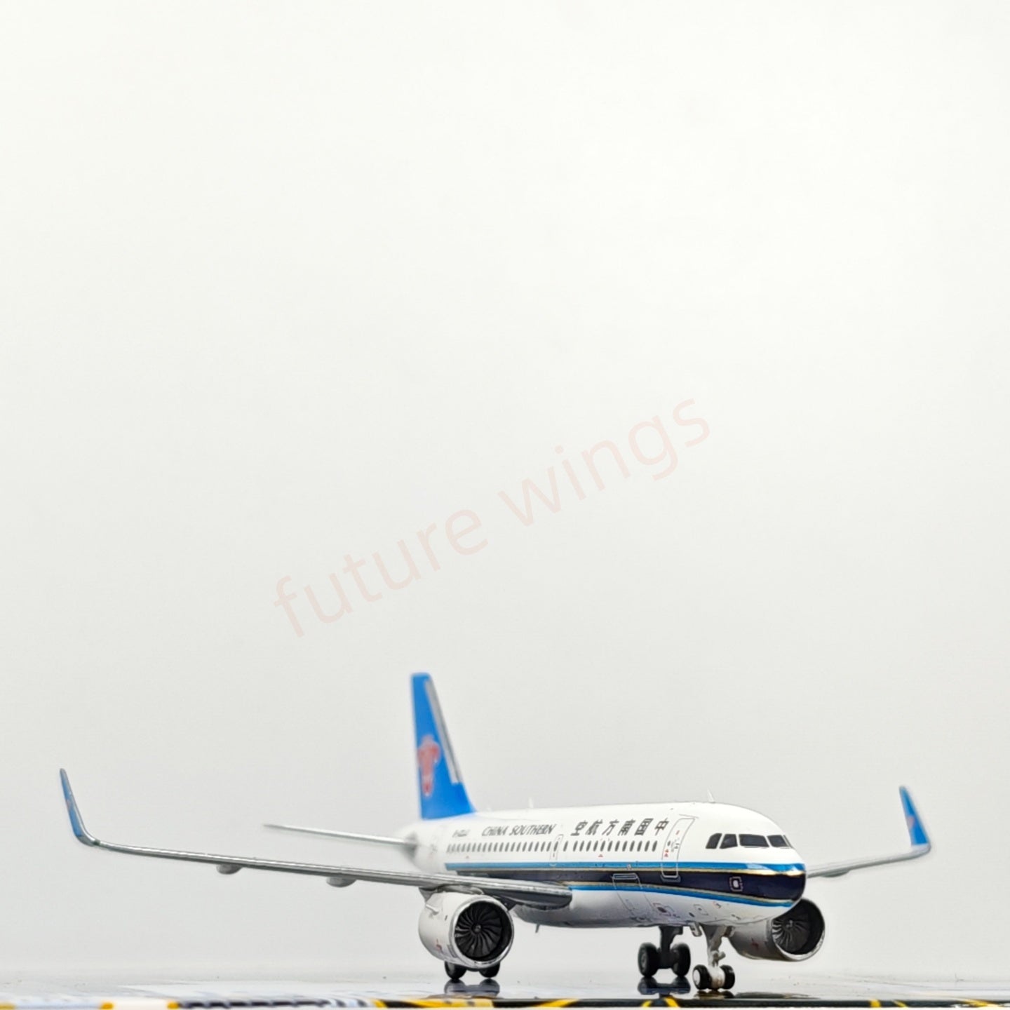 1:400 Geministar China Southern Airlines A319neo B-32AU B-32JJ Aircraft Model+Free Tractor