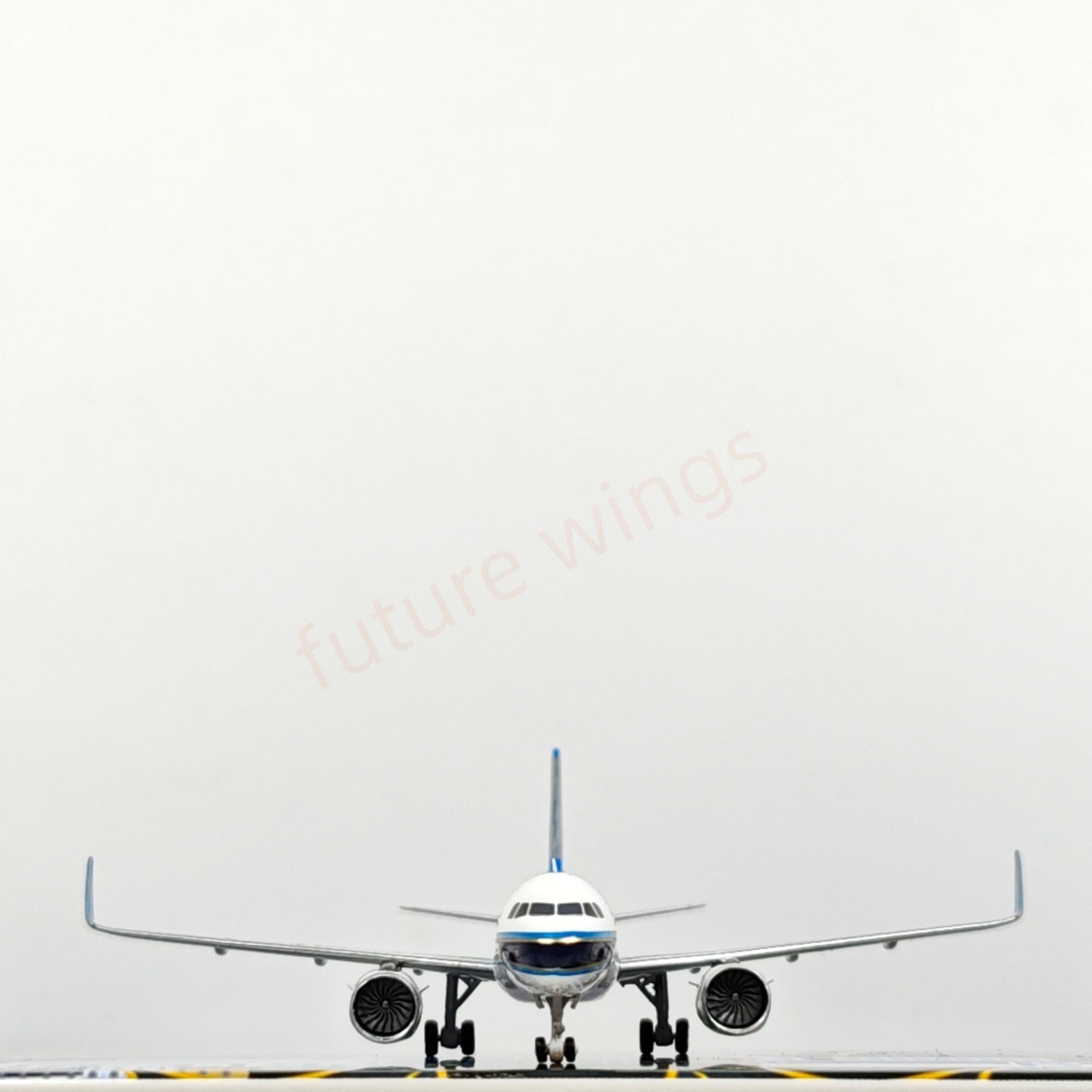 1:400 Geministar China Southern Airlines A319neo B-32AU B-32JJ Aircraft Model+Free Tractor