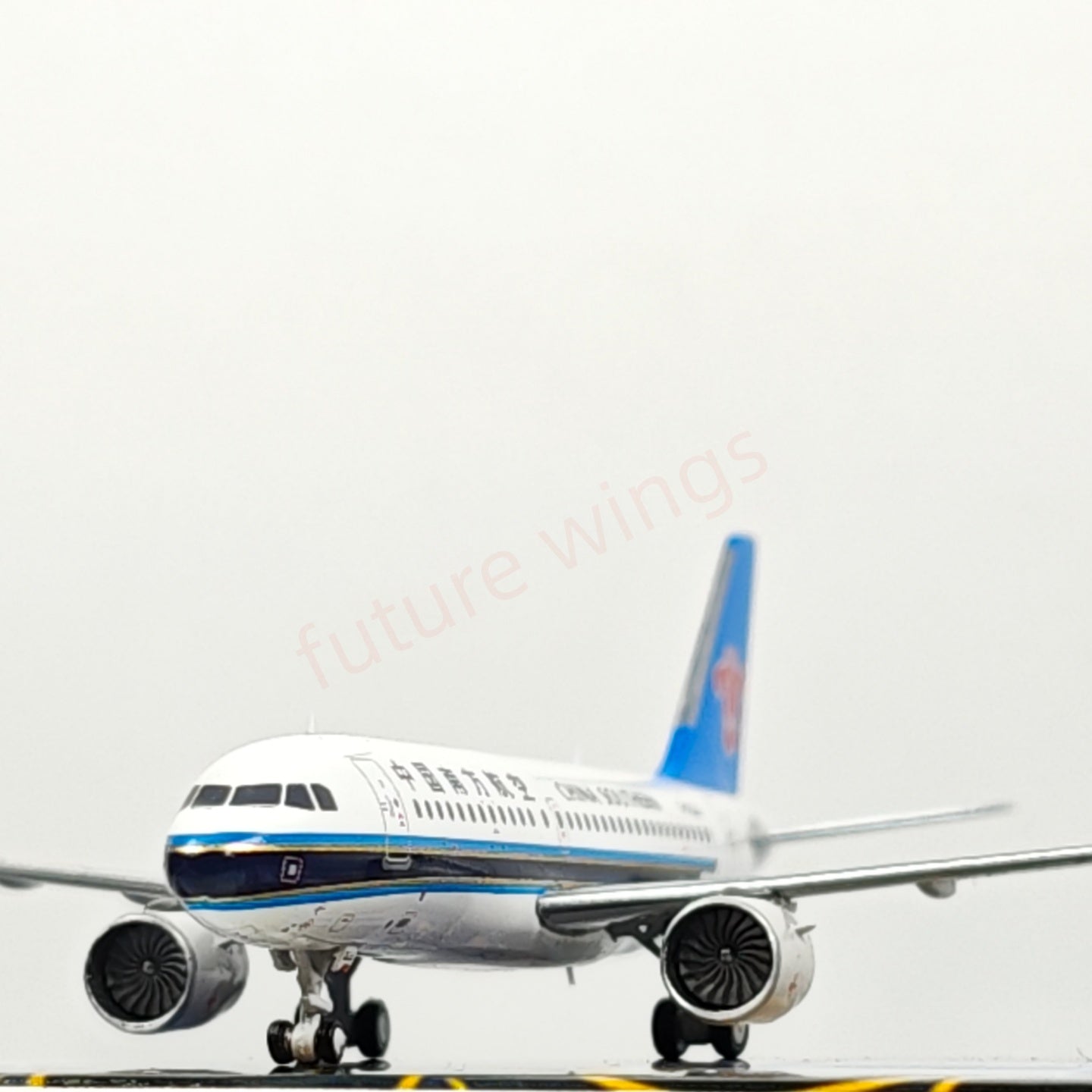 1:400 Geministar China Southern Airlines A319neo B-32AU B-32JJ Aircraft Model+Free Tractor