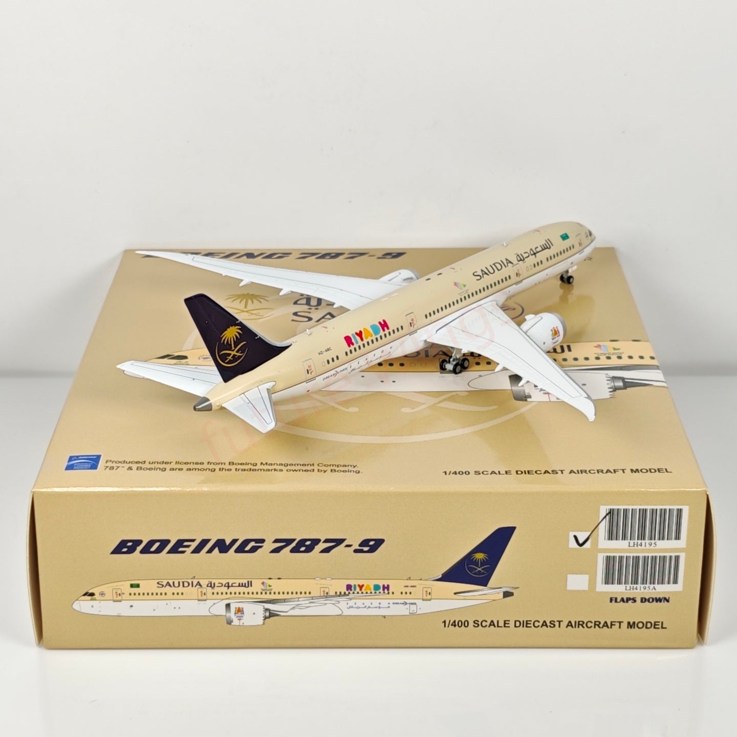 1:400 JC Wings LH4195 Saudi Arabian Airlines B787-9 HZ-ARC Aircraft Model+Free Tractor