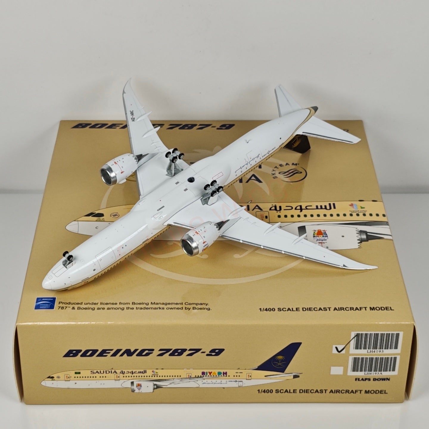 1:400 JC Wings LH4195 Saudi Arabian Airlines B787-9 HZ-ARC Aircraft Model+Free Tractor