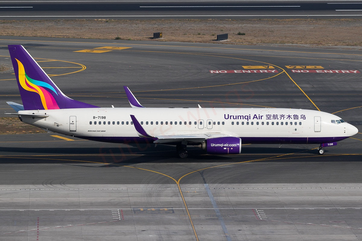 1:400 AeroPolaris Urumqi Air B737-800 B-7198 Aircraft Model+Free Tractor