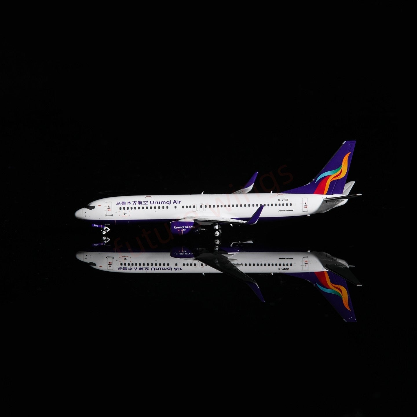 1:400 AeroPolaris Urumqi Air B737-800 B-7198 Aircraft Model+Free Tractor