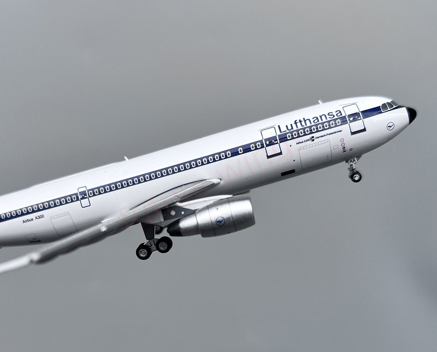 1:400 Yu Model YU30001 Lufthansa Airlines A300B2 D-AIAA Aircraft Model+Free Tractor