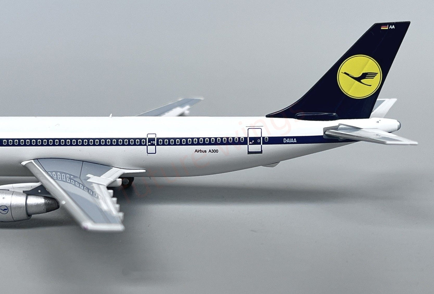 1:400 Yu Model YU30001 Lufthansa Airlines A300B2 D-AIAA Aircraft Model+Free Tractor