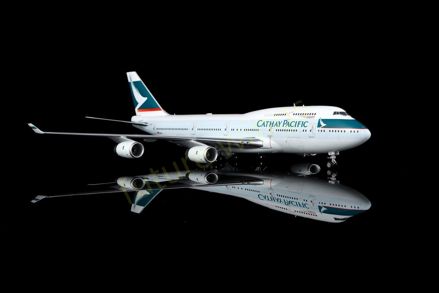 1:200 SQ Wings Cathay Pacific B747-400 B-HUJ Diecast Aircraft Model