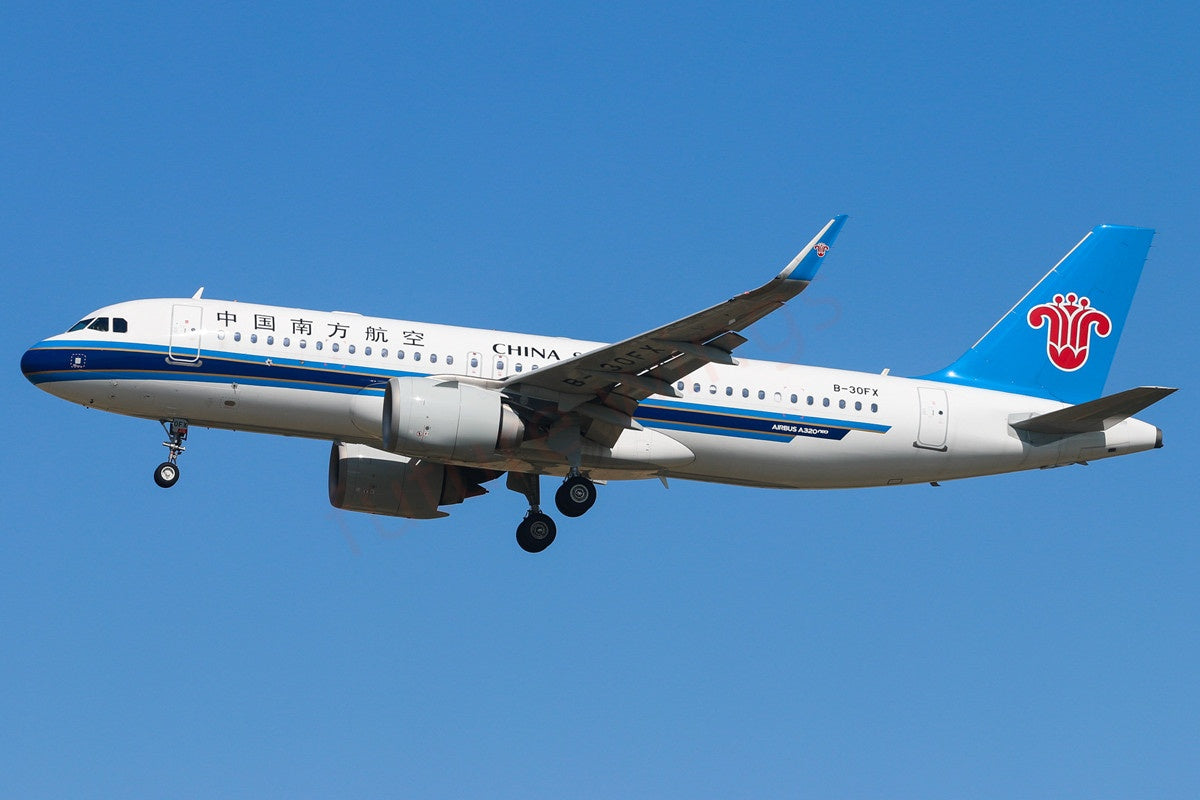 1:400 Geministar China Southern Airlines A320neo B-30FX Aircraft Model+Free Tractor