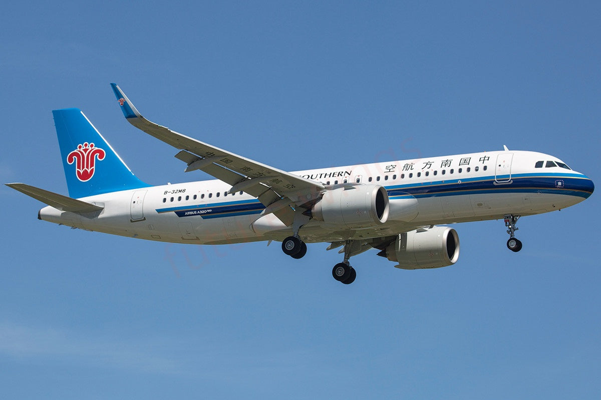 1:400 Geministar China Southern Airlines A320neo B-32M8 Aircraft Model+Free Tractor