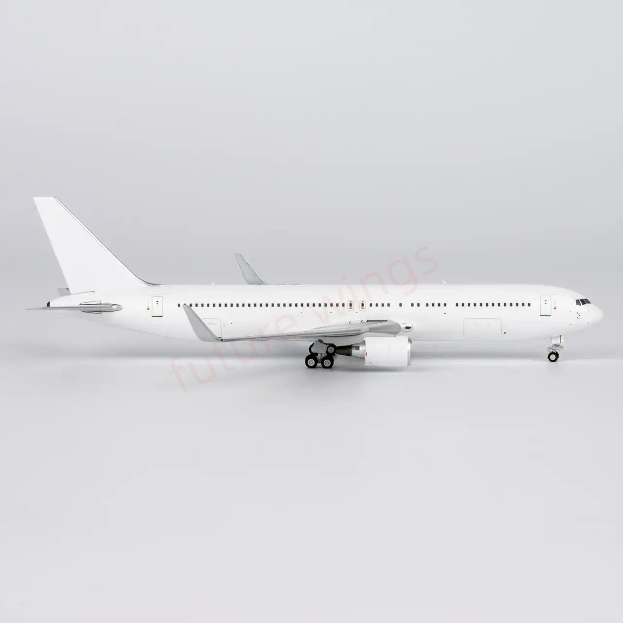 1:400 NG Models NG17000 B767-300ER Blank Aircraft Model+Free Tractor