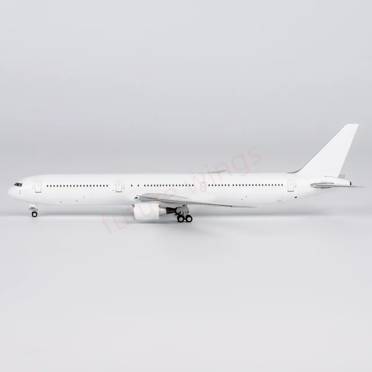 1:400 NG Models NG18000 B767-400ER Blank Aircraft Model+Free Tractor