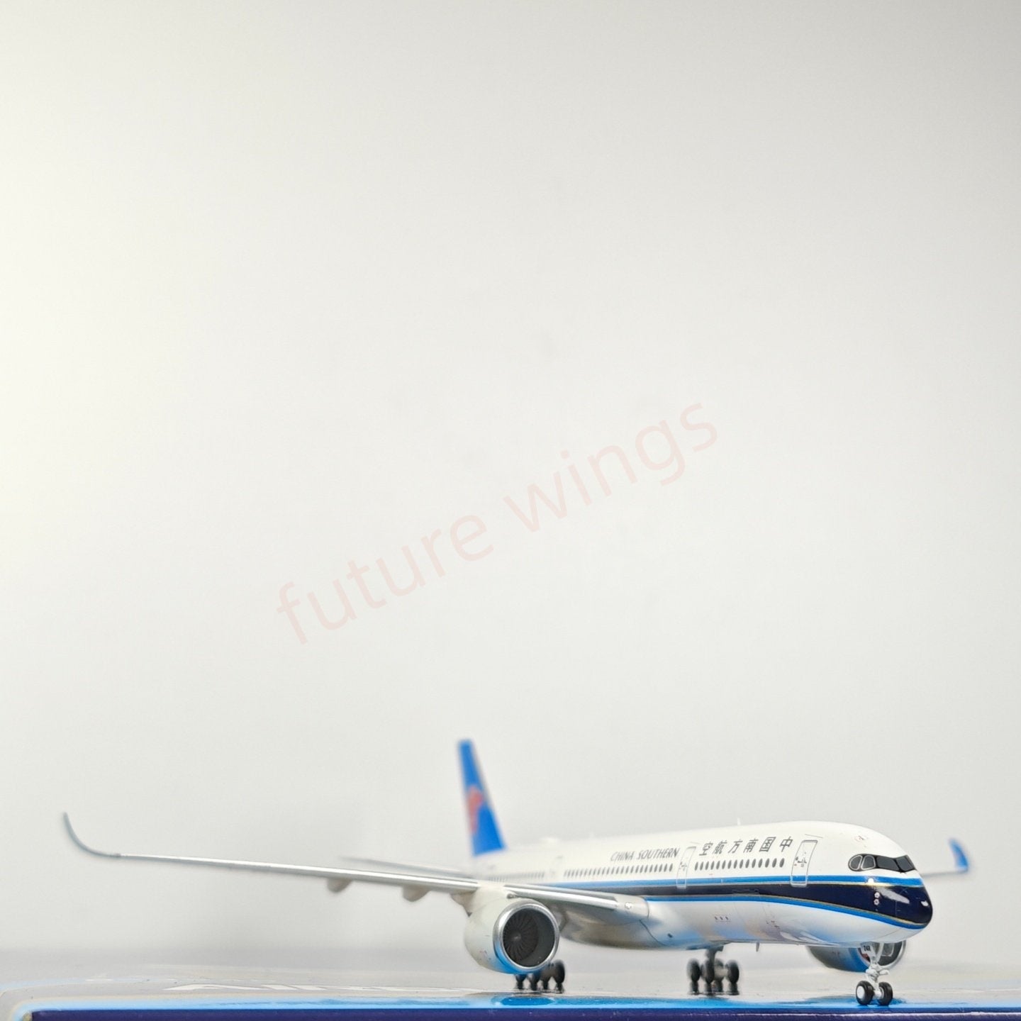 1:400 C Model China Southern Airlines A350-900 B-324R Aircraft Model+Free Tractor