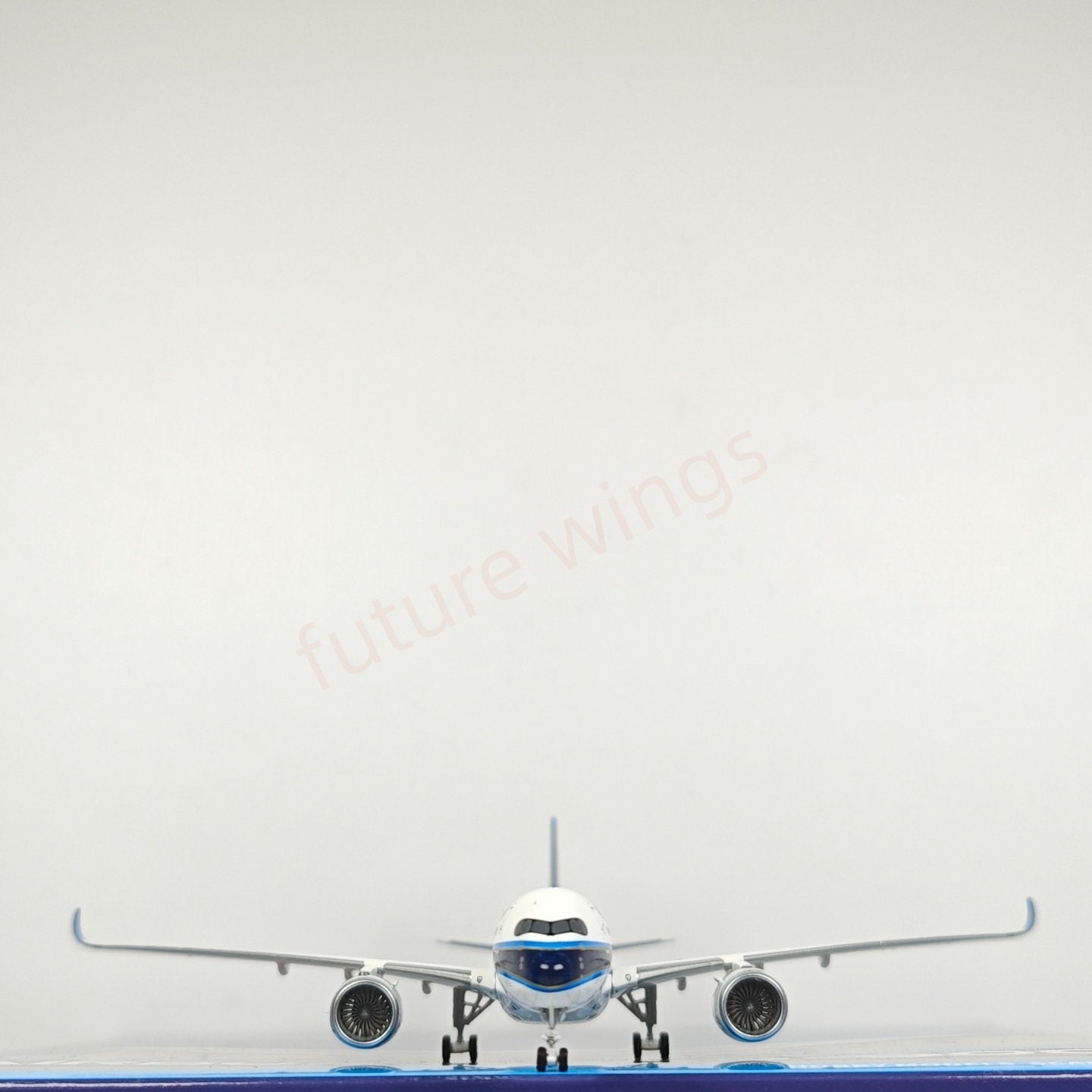 1:400 C Model China Southern Airlines A350-900 B-324R Aircraft Model+Free Tractor