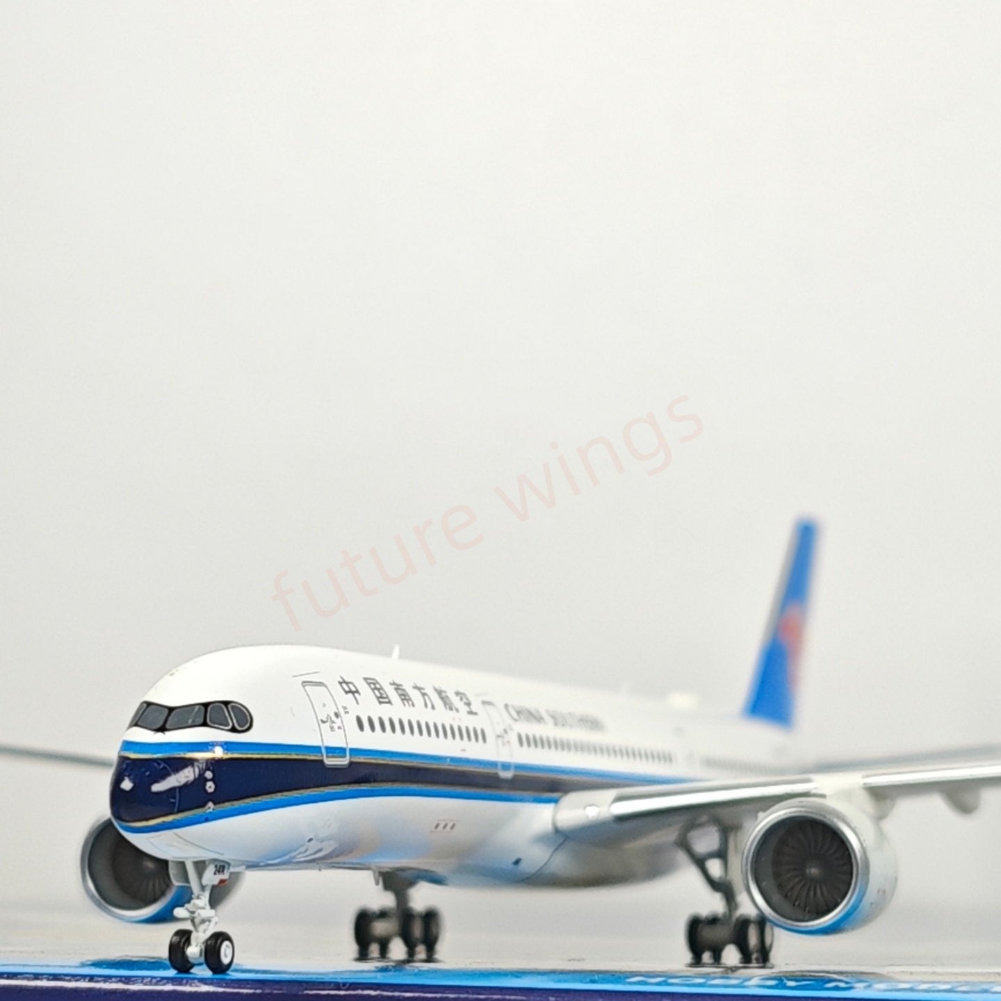 1:400 C Model China Southern Airlines A350-900 B-324R Aircraft Model+Free Tractor