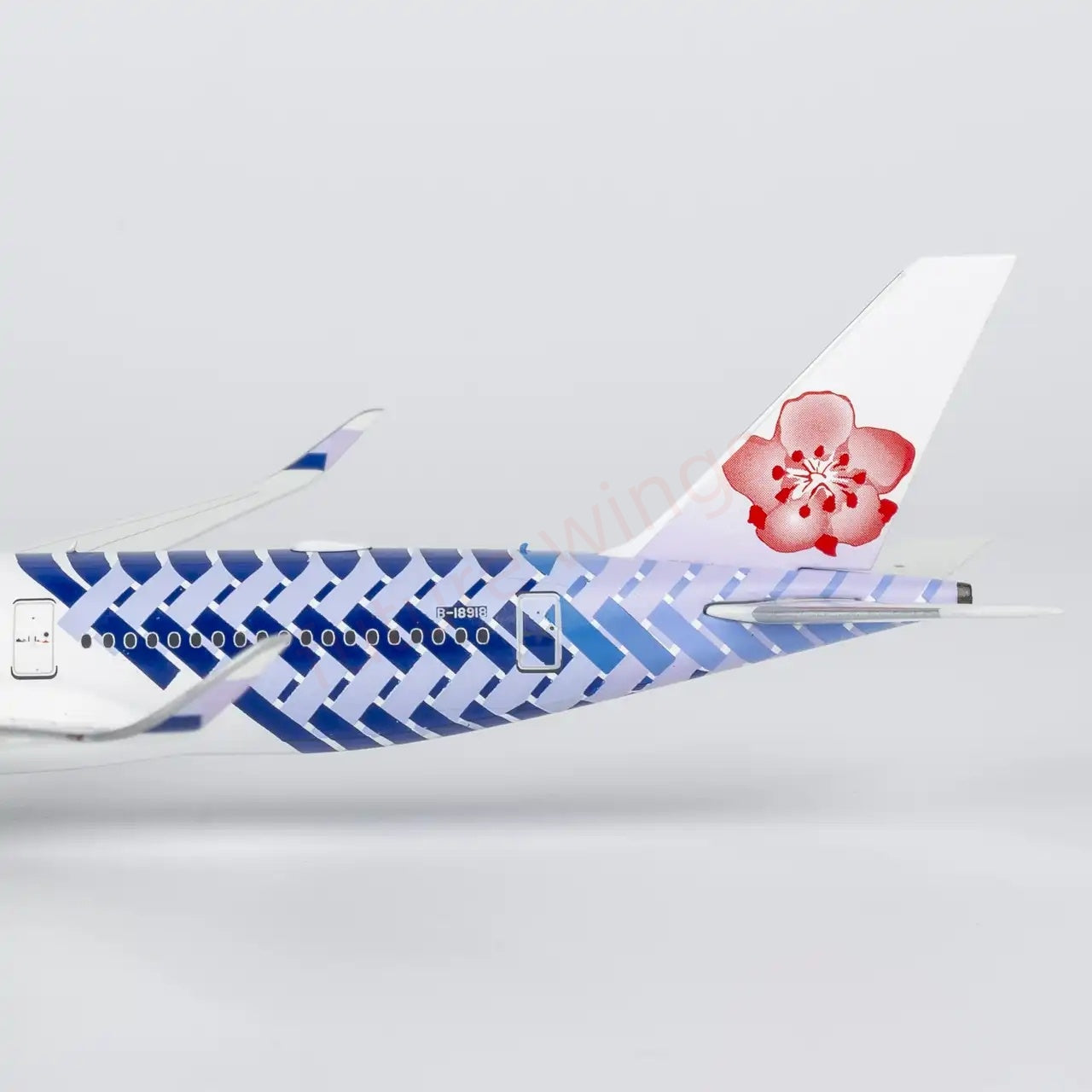 1:400 NG Models NG39101 China Airlines A350-900 B-18918 "Luxury Package"Aircraft Model+Free Tractor