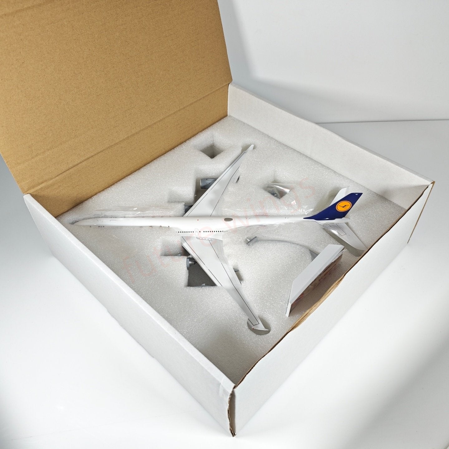 1:200 Z² Model(JC Wings) Lufthansa Airlines A340-600 D-AIHK “Bayern Munich”Diecast Aircraft Model With Stand