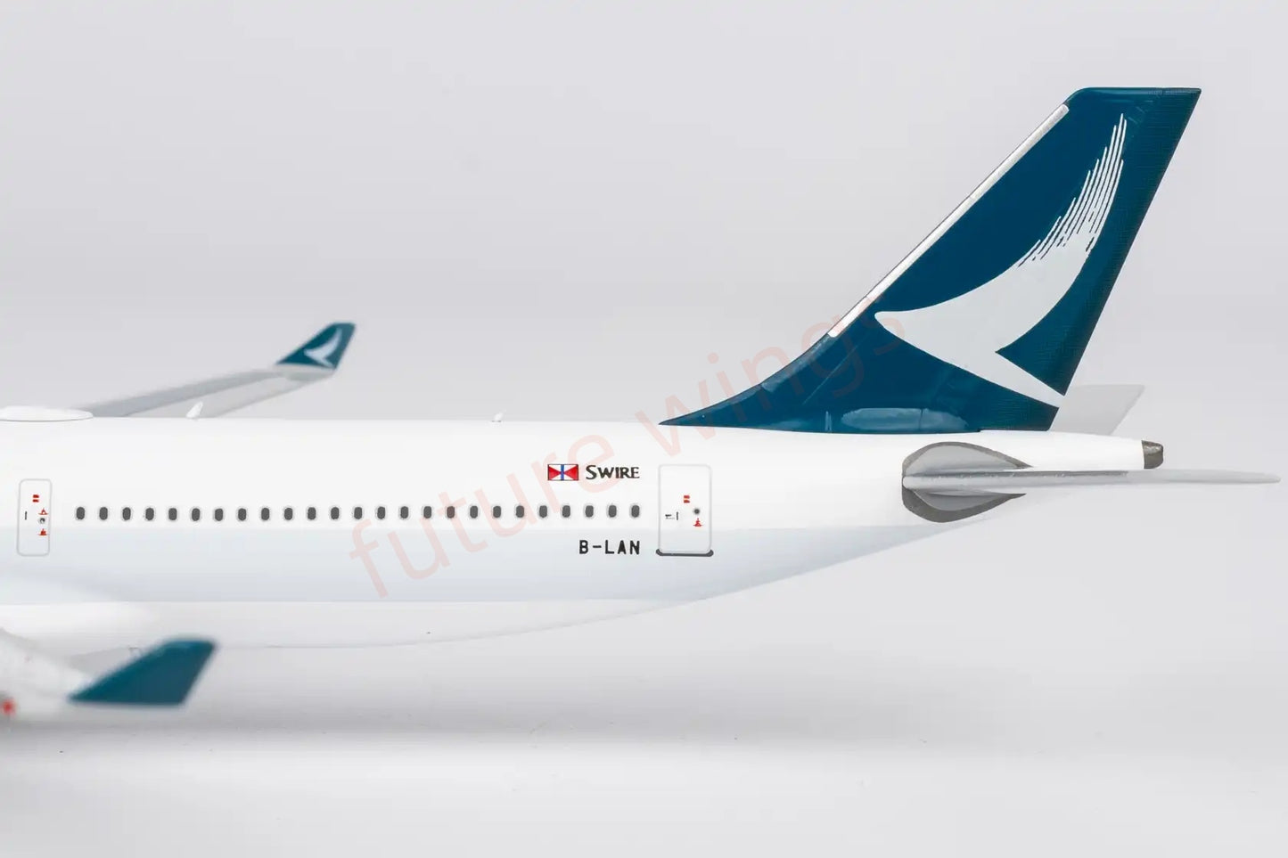 1:400 NG Models NG62082 Cathay Pacific A330-300 B-LAN Aircraft Model+Free Tractor