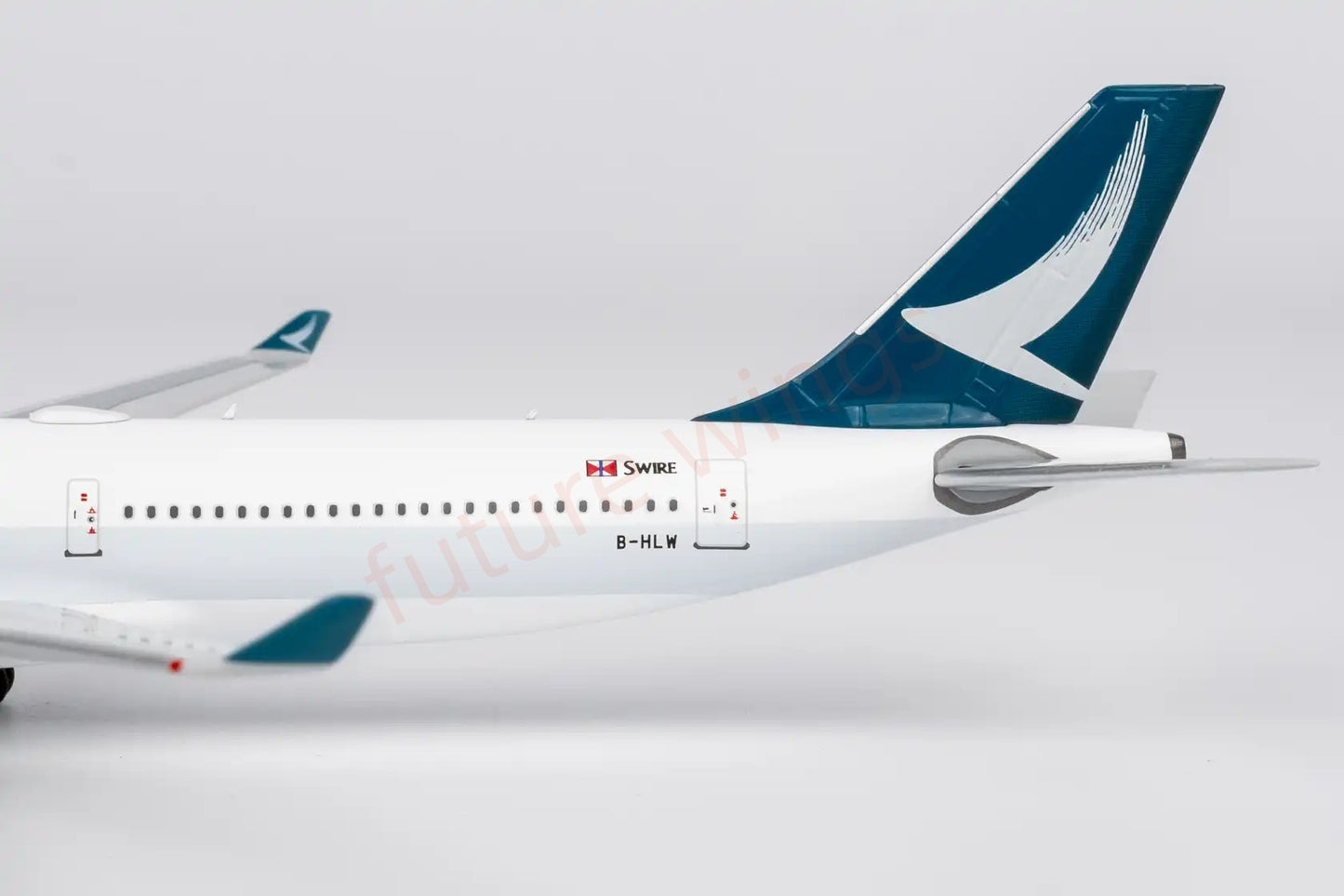 1:400 NG Models NG62083 Cathay Pacific A330-300 B-HLW Aircraft Model+Free Tractor