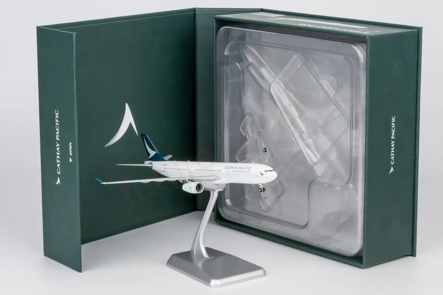 1:400 NG Models NG62084 Cathay Pacific A330-300 B-LBB "Luxury Package"Aircraft Model+Free Tractor