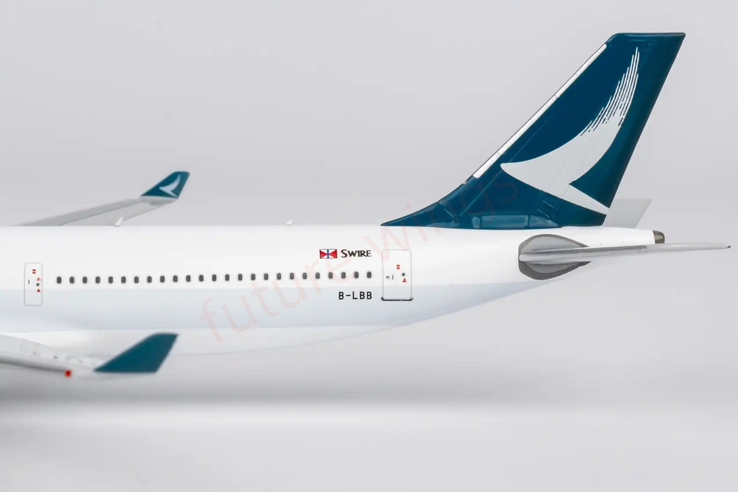 1:400 NG Models NG62084 Cathay Pacific A330-300 B-LBB "Luxury Package"Aircraft Model+Free Tractor