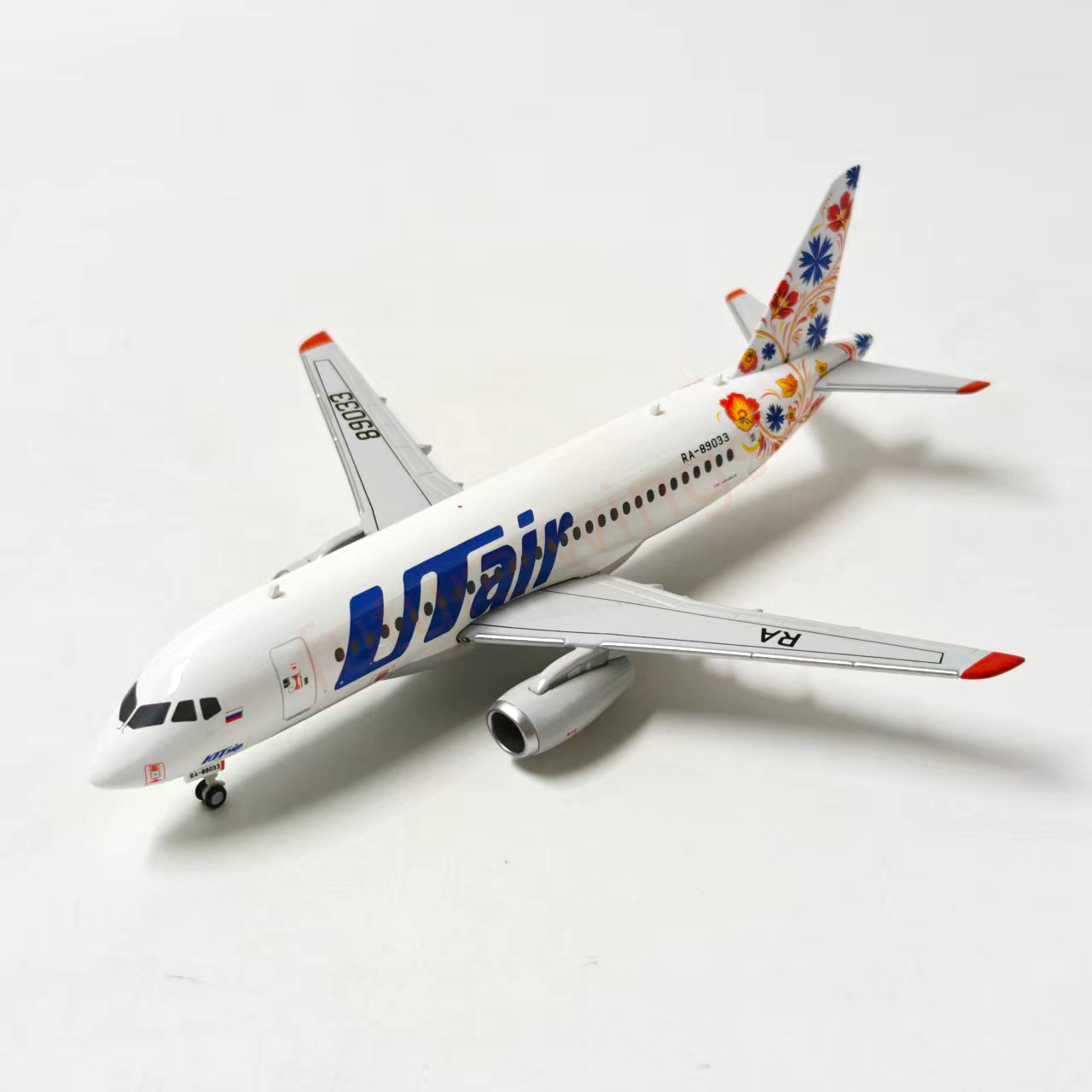 1:200 Herpa Wings 572897 SUKHOI Superjet 100 UTair Express RA-89033 Diecast Aircraft Model