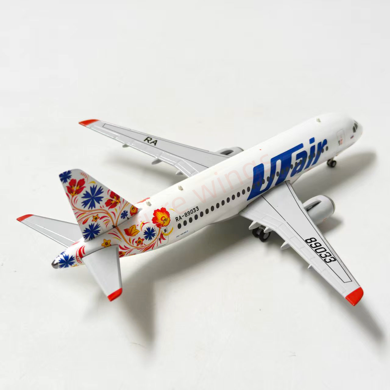 1:200 Herpa Wings 572897 SUKHOI Superjet 100 UTair Express RA-89033 Diecast Aircraft Model