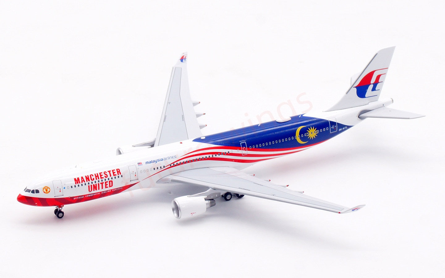1:400 Aviation400 Malaysia Airlines A330-300 9M-MTL Free Tractor+Stand