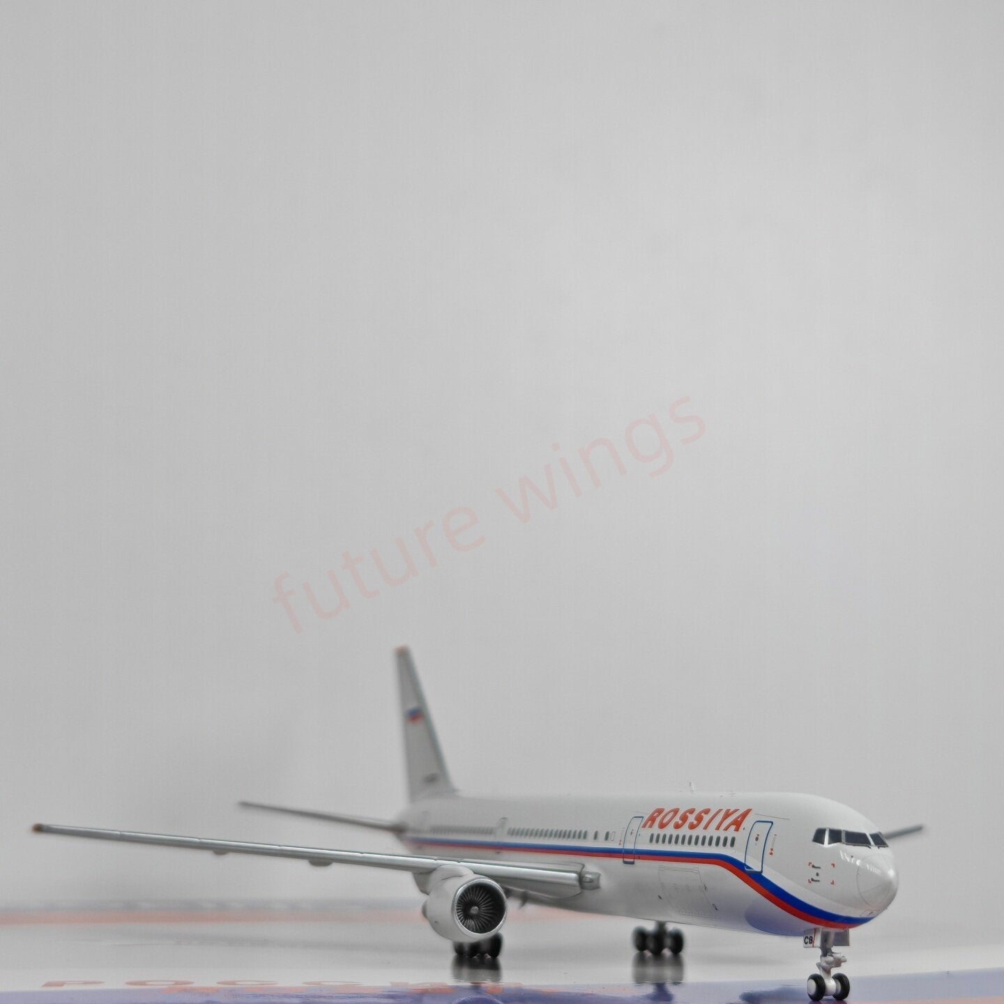 1:400 Z² Model  Rossiya B767-300 EI-ECB Aircraft Model+Free Tractor