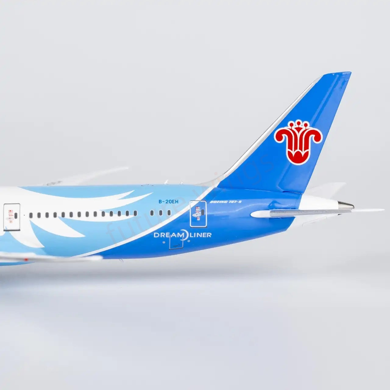 1:400 NG Models NG24178 China Southern Airlines B787-9 B-20EH+Free Tractor