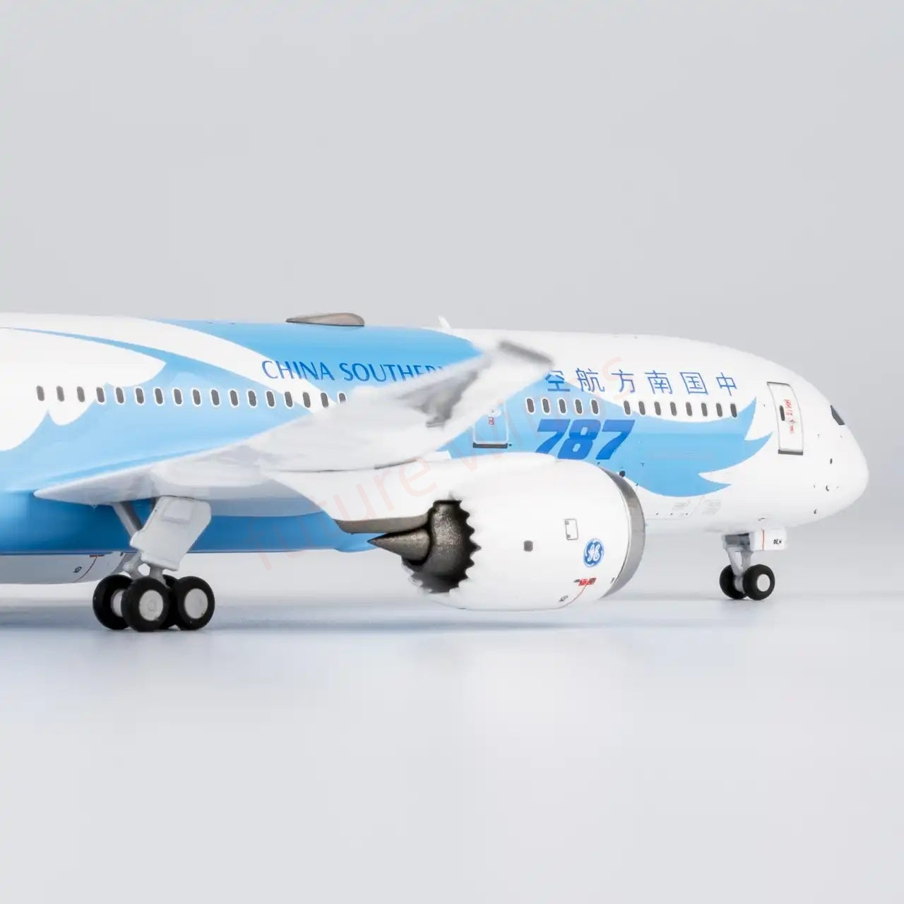 1:400 NG Models NG24178 China Southern Airlines B787-9 B-20EH+Free Tractor