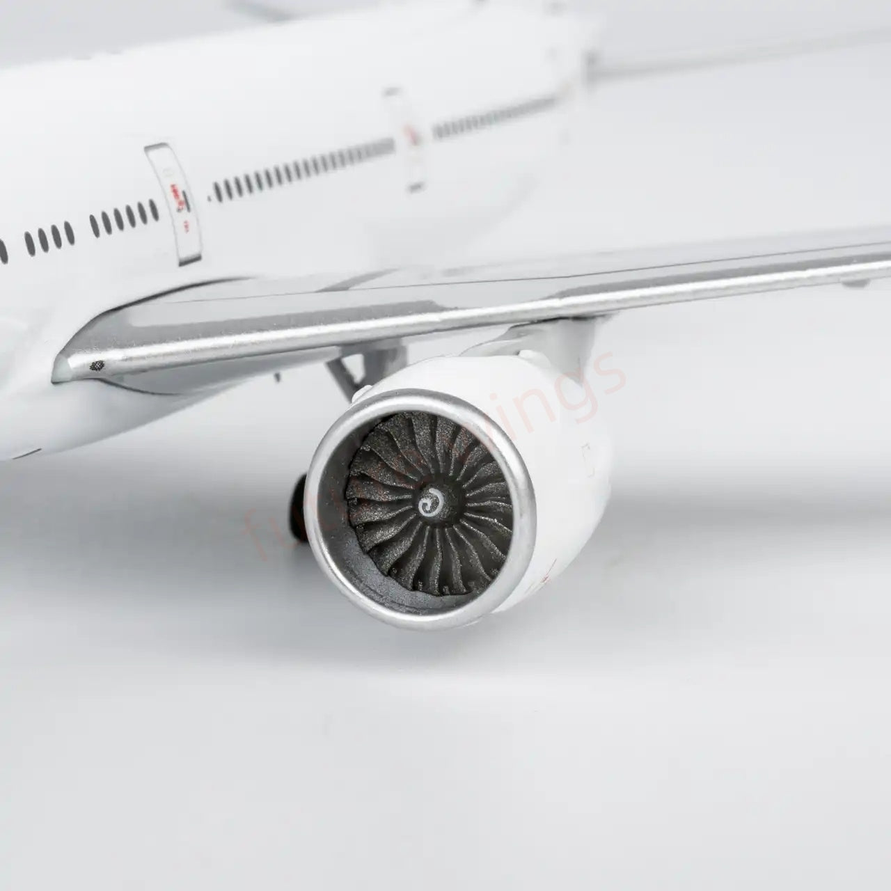 1:400 NG Models NG73087 B777-300ER Blank Aircraft Model +Free Tractor