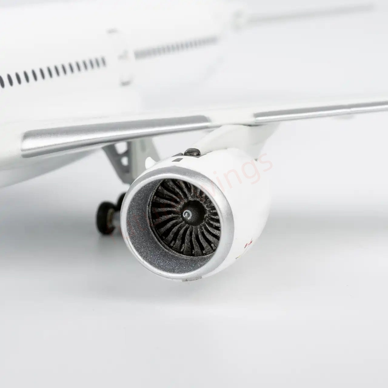 1:400 NG Models NG39051 A350-900 Blank Aircraft Model+Free Tractor