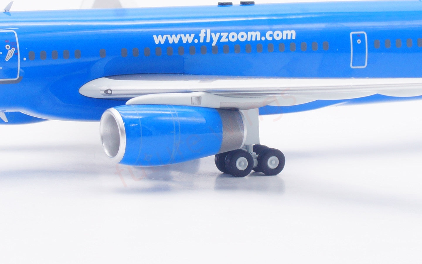 1:200 InFlight200 Zoom Airlines B757-200 C-GTSN Diecast Aircraft