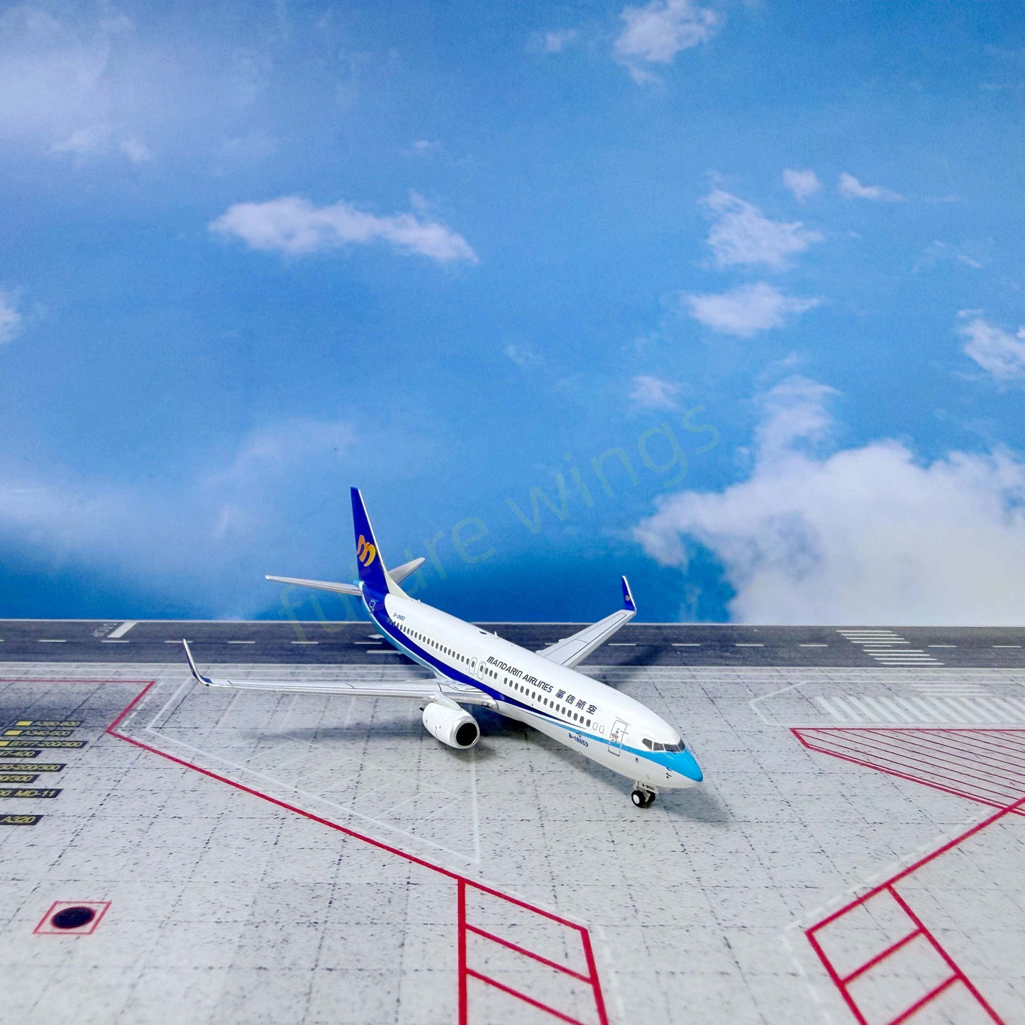 1:400 C MODEL C0062 Mandarin Airlines B737-800 B-18653 Aircraft Model+Free Tractor