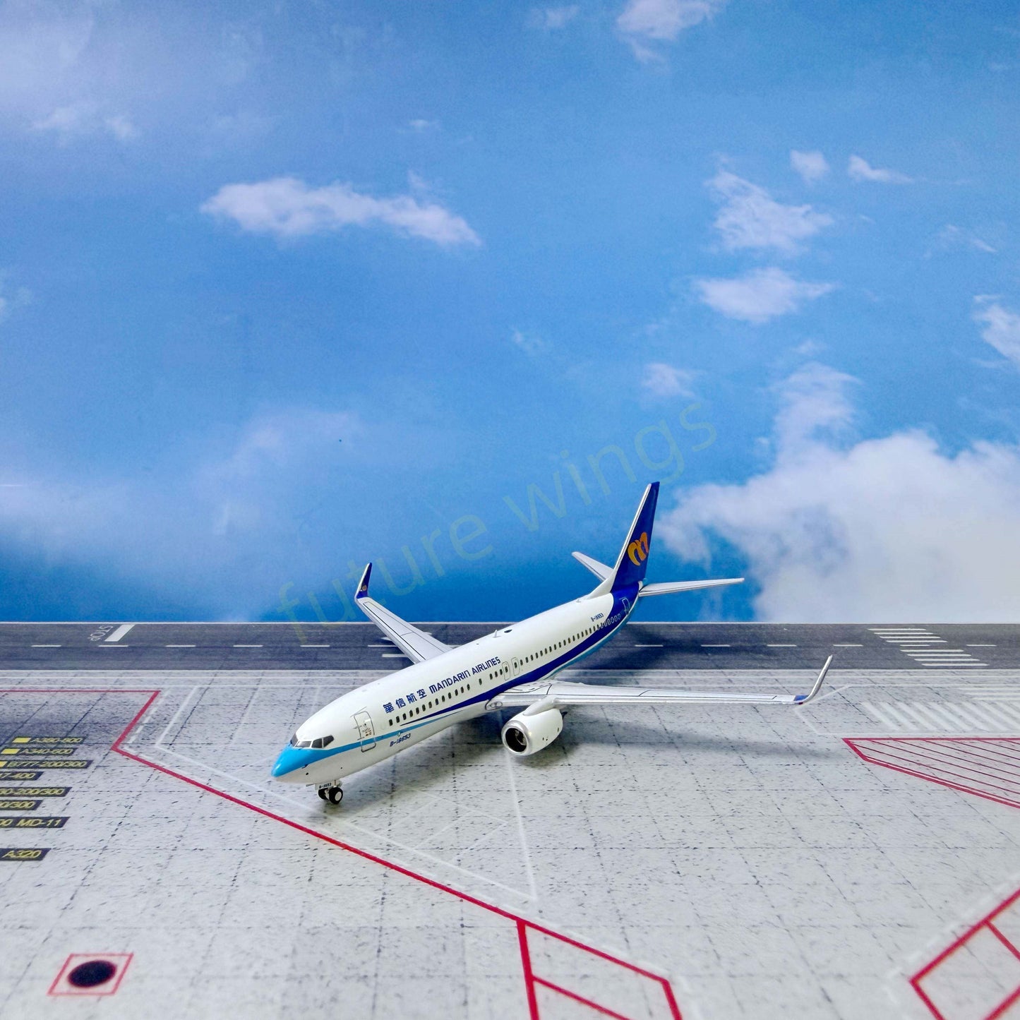 1:400 C MODEL C0062 Mandarin Airlines B737-800 B-18653 Aircraft Model+Free Tractor