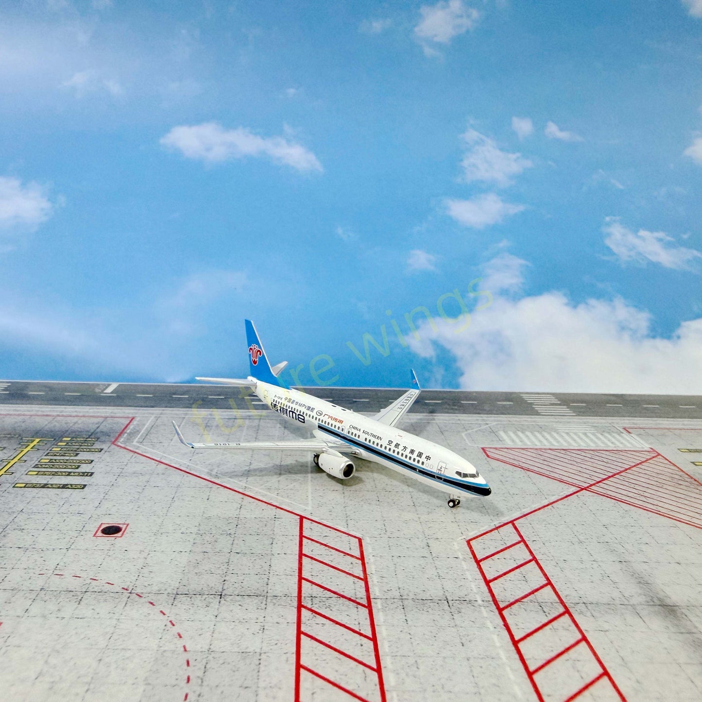 1:400 C MODEL China Southern Airlines B737-800 B-1520 B-1916 Aircraft Model+Free Tractor