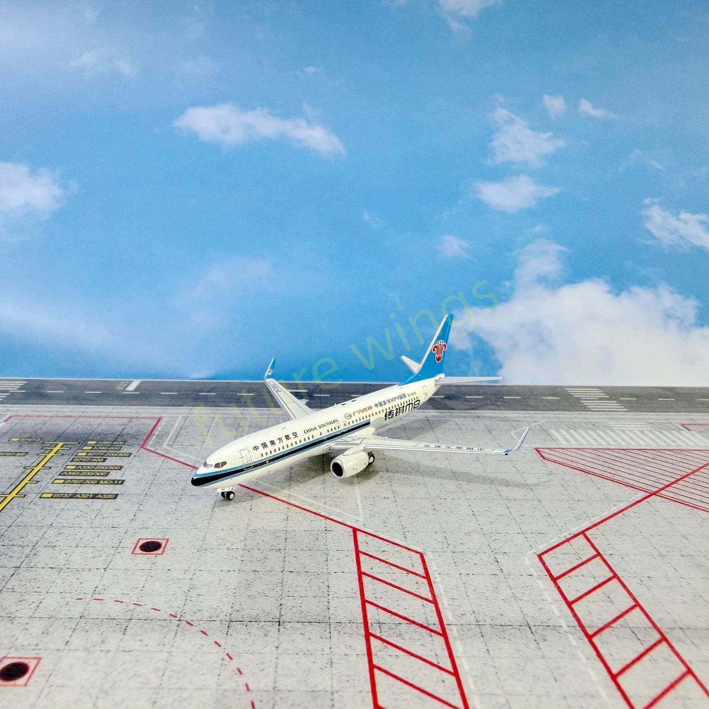 1:400 C MODEL China Southern Airlines B737-800 B-1520 B-1916 Aircraft Model+Free Tractor