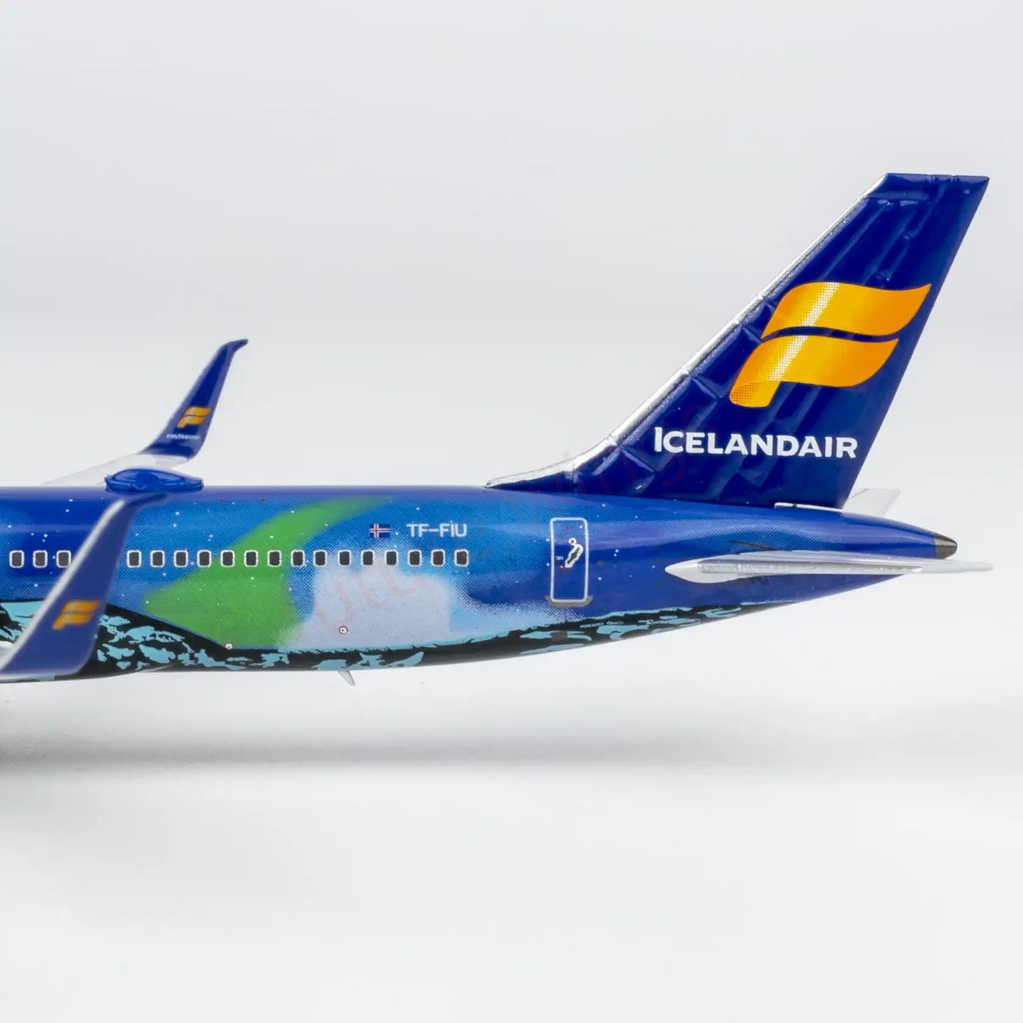 1:400 NG Models NG53211 Iceland Air B757-200 TF-FIU Aircraft Model+Free Tractor  "Luxury Package"