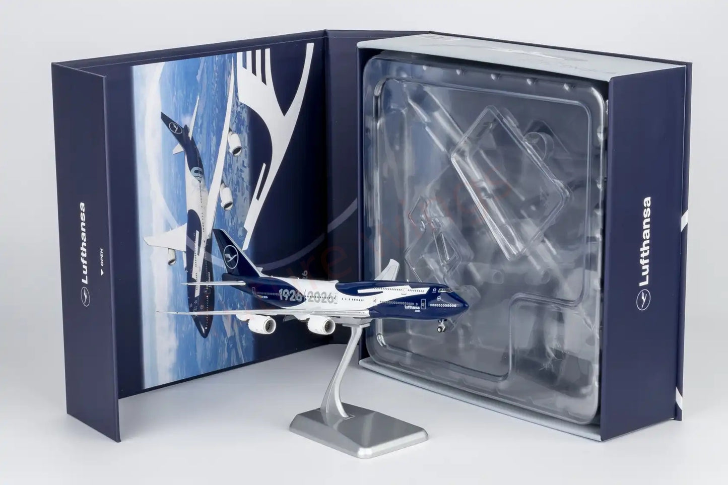 1:400 NG Models NG78045 Lufthansa Airlines B747-8i D-ABYN "Luxury Package"+Free Tractor