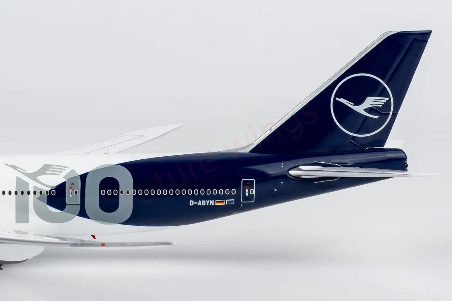 1:400 NG Models NG78045 Lufthansa Airlines B747-8i D-ABYN "Luxury Package"+Free Tractor
