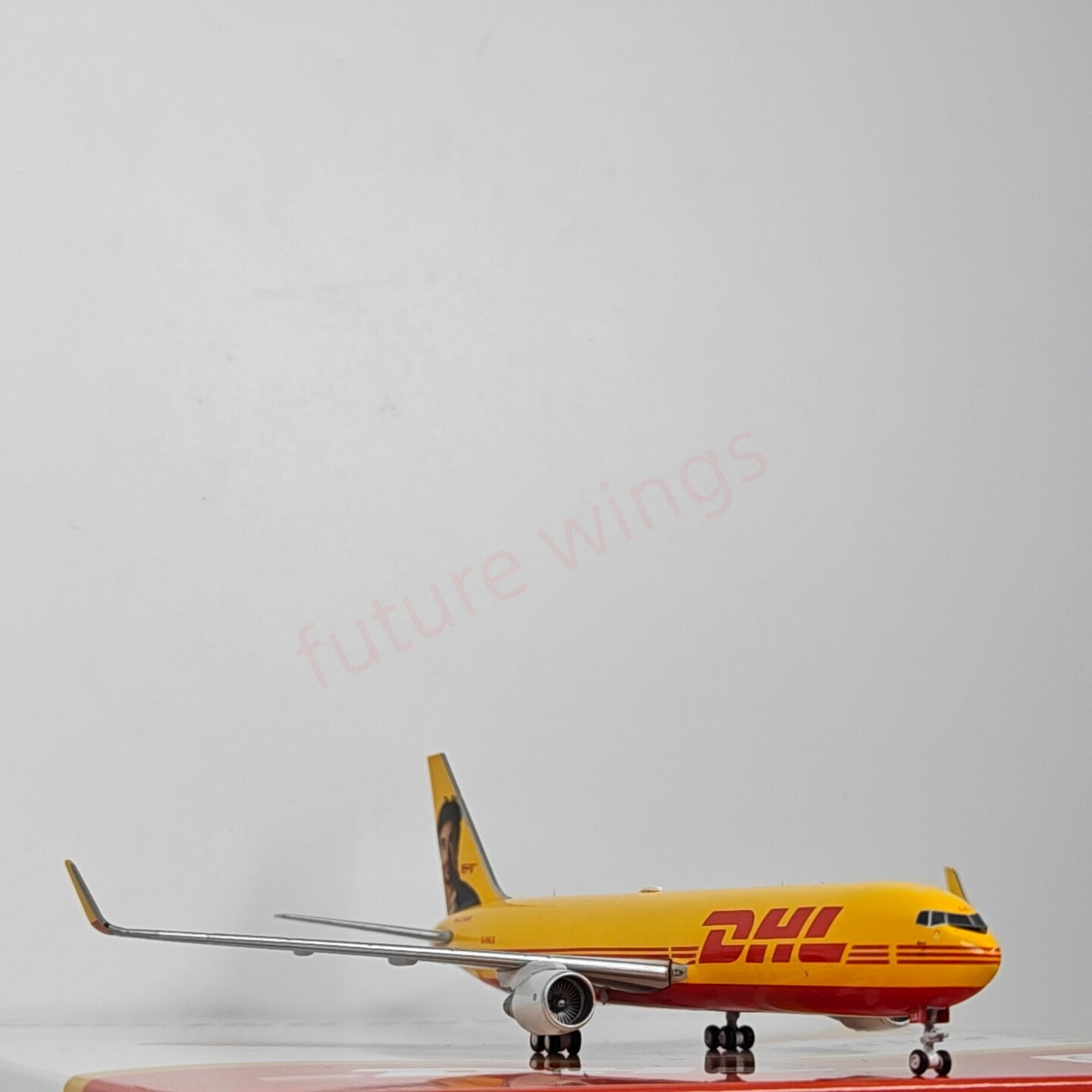 1:400 C Model DHL B767-300F G-DHLG Top Gear Aircraft Model+Free Tractor