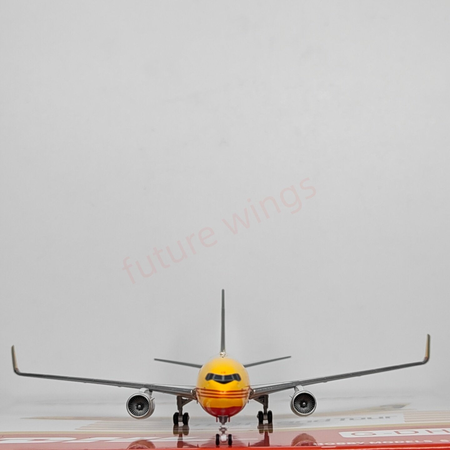 1:400 C Model DHL B767-300F G-DHLG Top Gear Aircraft Model+Free Tractor