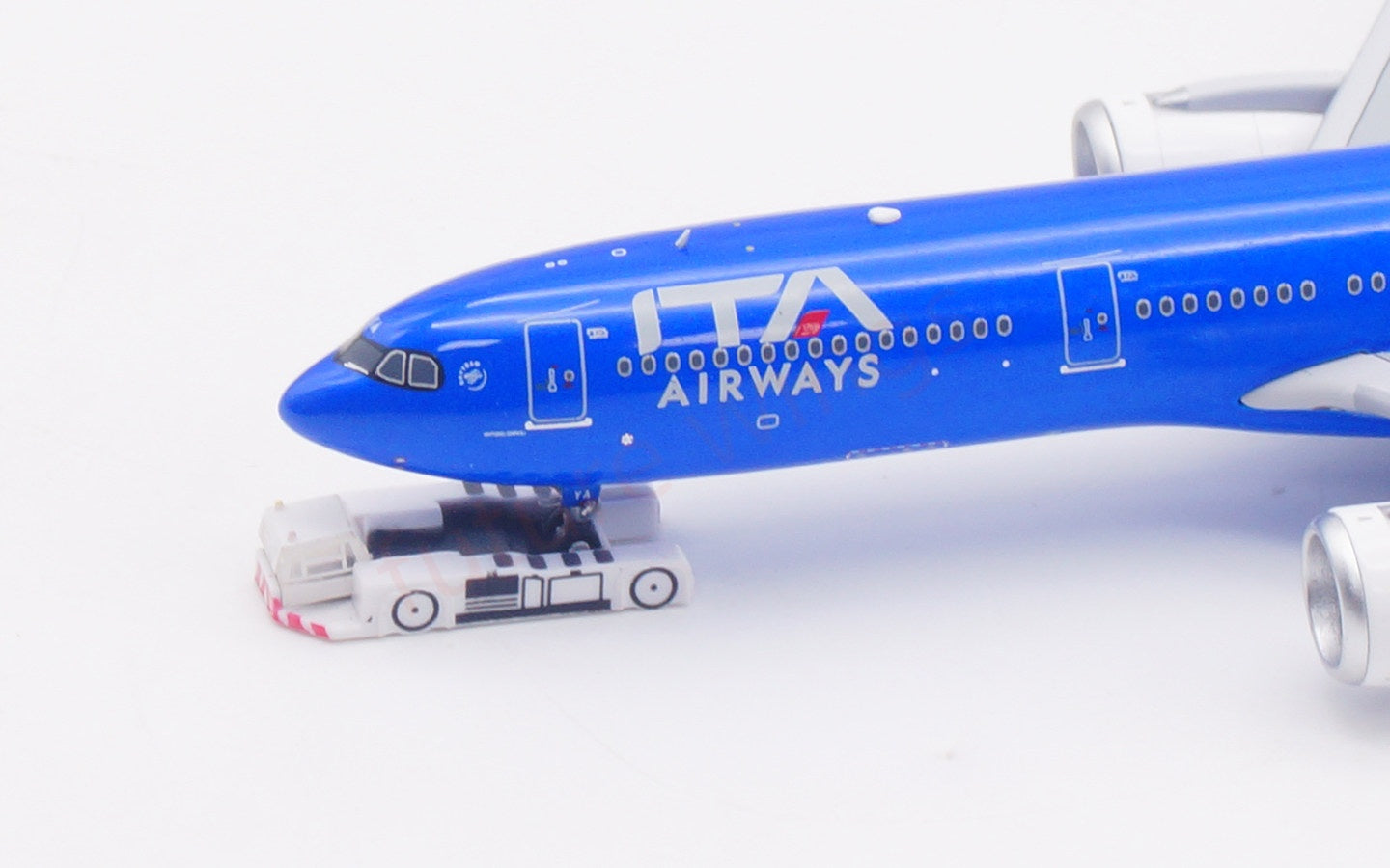 1:400 Aviation400 ITA A330-900NEO EI-TYA Aircraft Model Tractor+Stand
