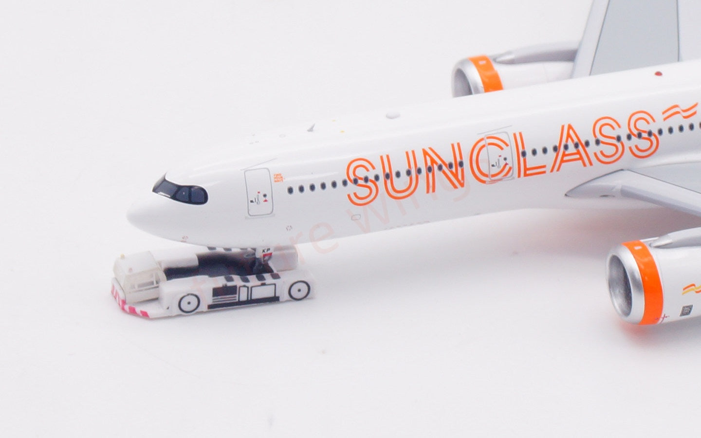 1:400 Aviation400 SunClass A330-900NEO OY-VKP Aircraft Model Tractor+Stand