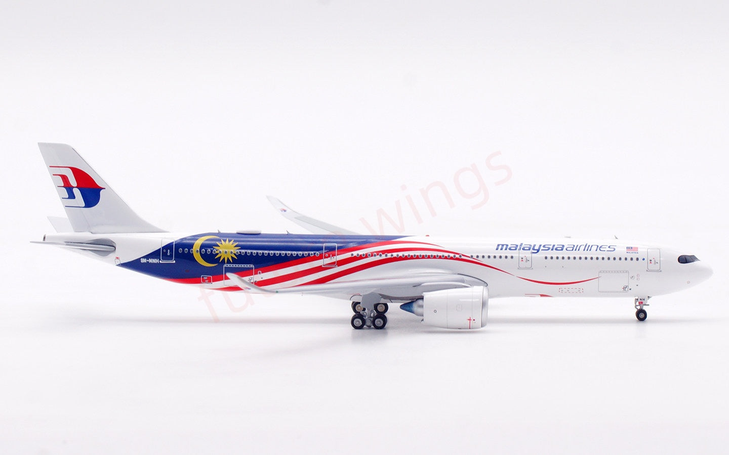 1:400 Aviation400 Malaysia Airlines A330-900NEO 9M-MNH Aircraft Model +Free Tractor and Stand