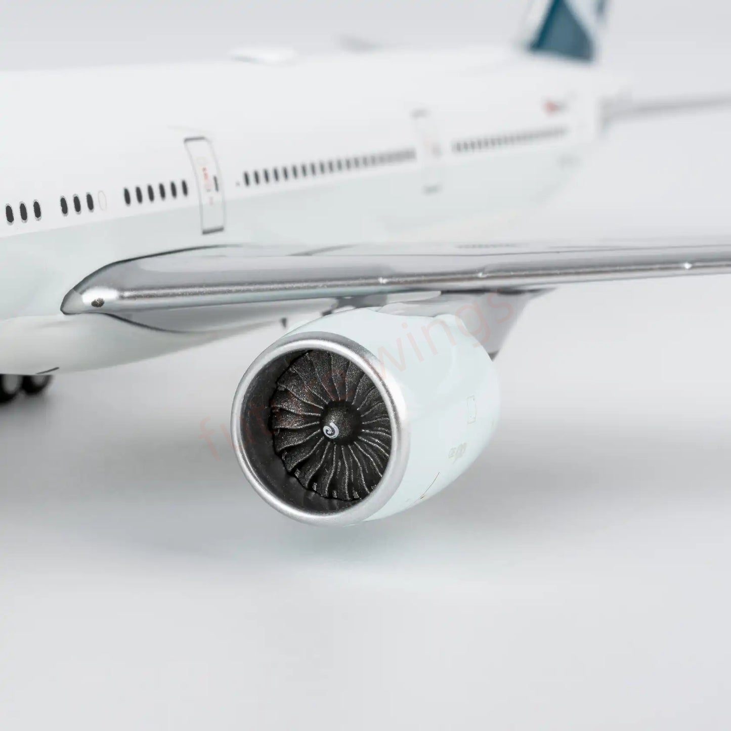 1:400 NG Models NG73105 Cathay Pacific B777-300ER B-KQO Aircraft Model+Free Tractor