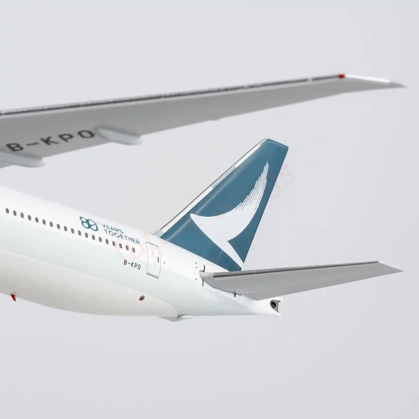 1:400 NG Models NG73108 Cathay Pacific B777-300ER B-KQO "80years" Aircraft Model+Free Tractor